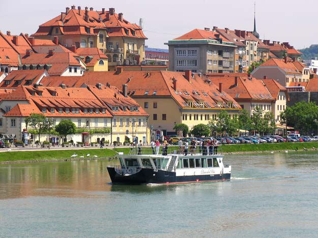 45031-F001728-dravska_vila_boat_gregor_mursec_orig_jpg-photo-l.jpg