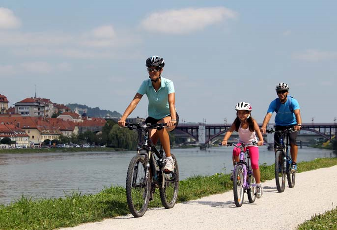 78561-F004075-kolesarjenje_ob_dravi_maribor_cycling_along_river_drava_ales_fevzer_1_orig_jpg-photo-m.jpg